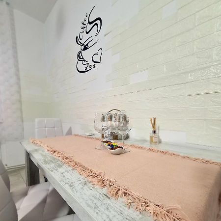 Mural Art Apartament Петрошань Екстер'єр фото
