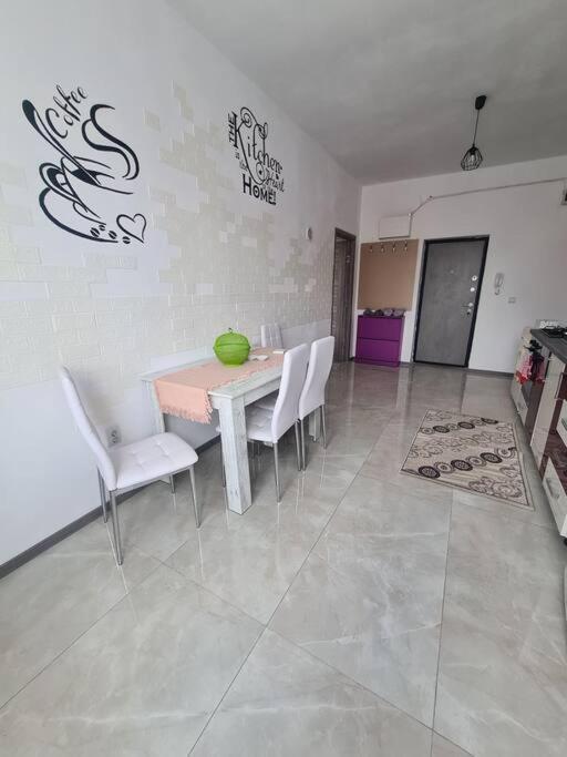 Mural Art Apartament Петрошань Екстер'єр фото
