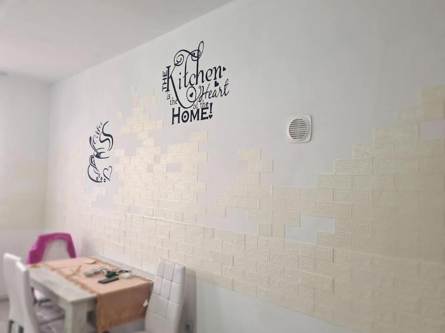 Mural Art Apartament Петрошань Екстер'єр фото