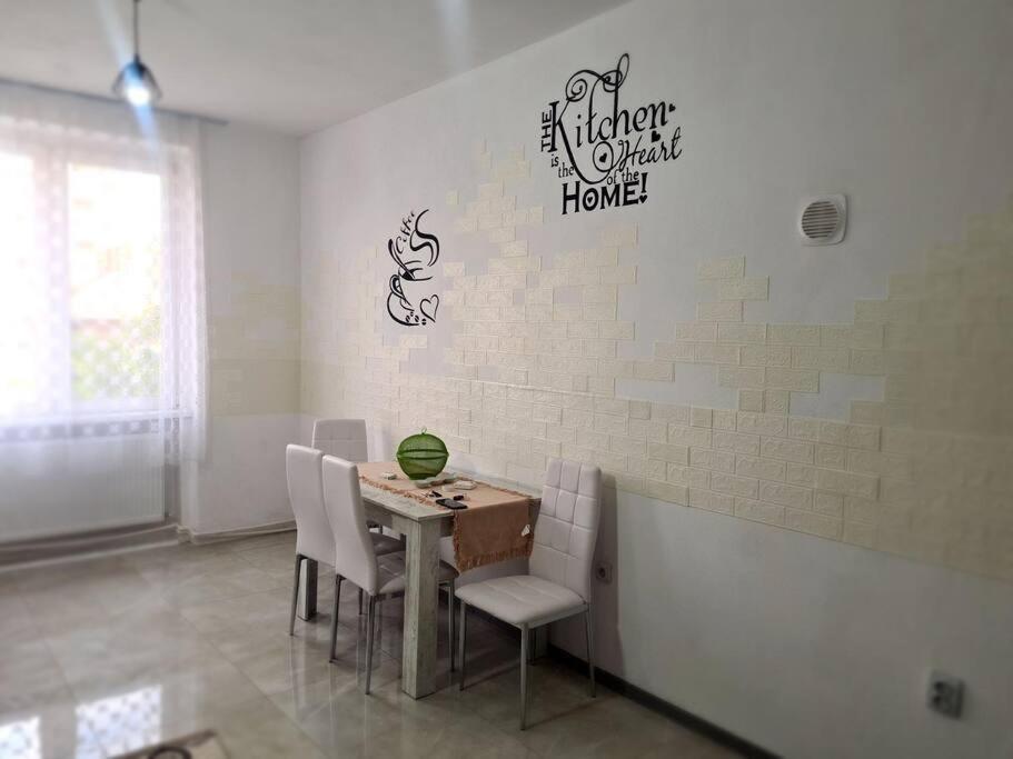 Mural Art Apartament Петрошань Екстер'єр фото